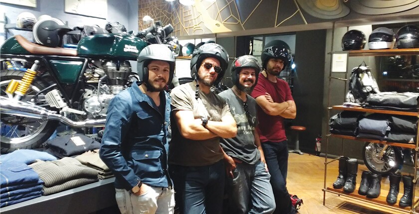 No alto, da esquerda para direita, Felipe Lex, Fernando Cavalcanti, Aluísio Nahime e Facundo Guerra. Os quatro integraram o time de jornalistas e influenciadores digitais que viajou para a Índia para o lançamento da marca de motocicletas Royal Enfield. Além de posts e reportagens, os resultados chegaram a impactar na decisão de compra do público brasileiro